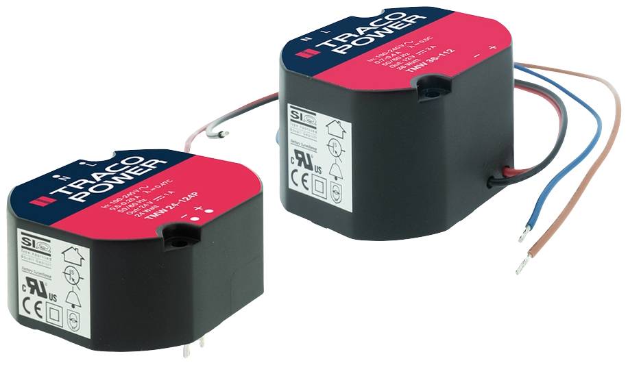 Deux transformateurs électroniques noirs avec une étiquette rouge portant l'inscription 'TRACO POWER', trois câbles de connexion colorés.