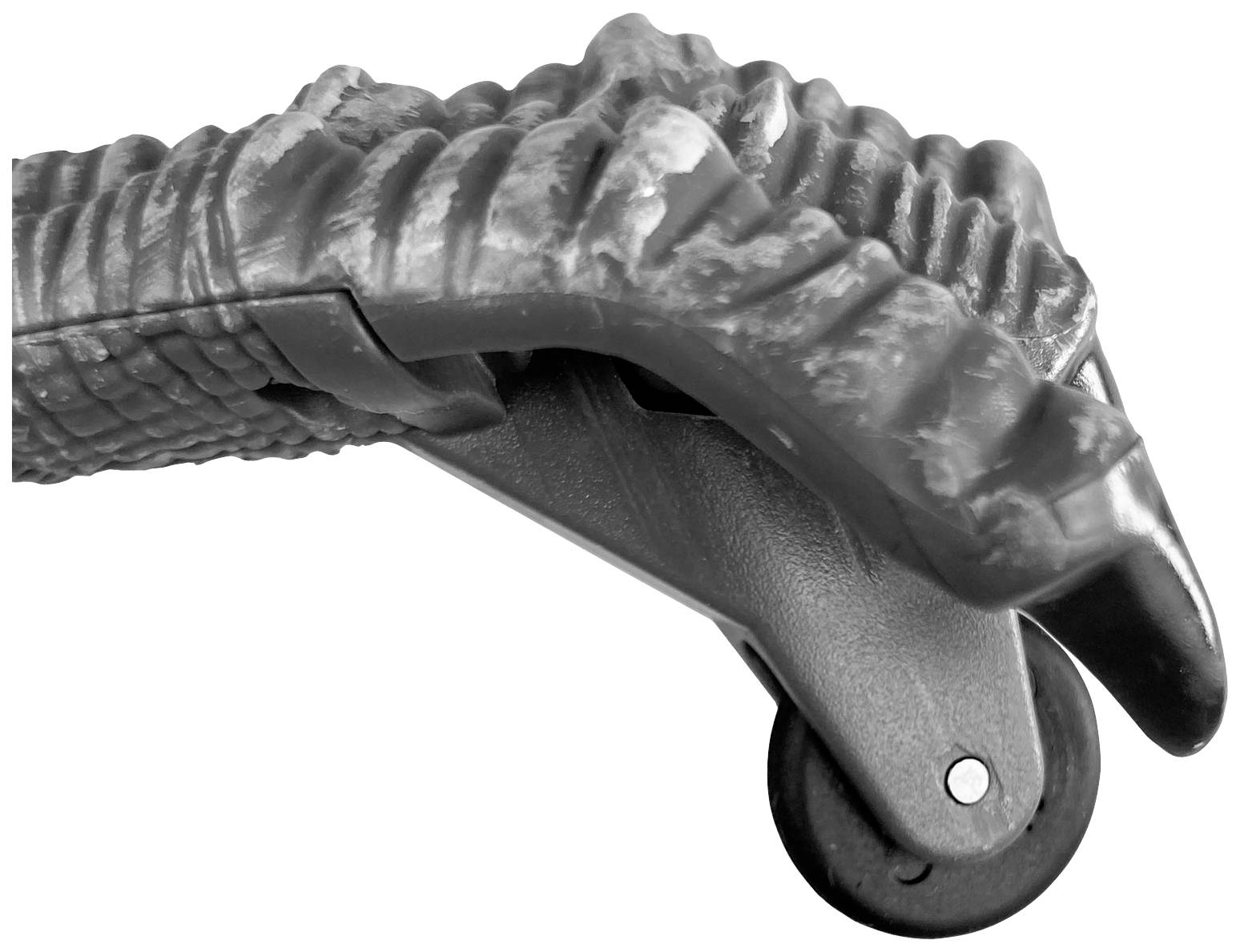 Un gros plan d'une griffe de jouet grise avec une petite roue noire qui ressemble à un patin à roulettes.