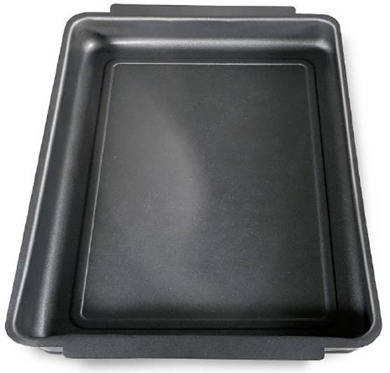 Un moule rectangulaire noir à bords surélevés, idéal pour la cuisson ou le rôtissage au four.