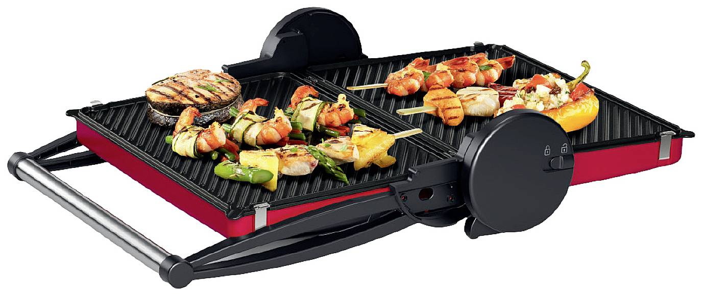 Un grill de table électrique avec deux surfaces de cuisson, sur lequel sont disposés divers aliments grillés tels que des brochettes de poulet et des légumes.