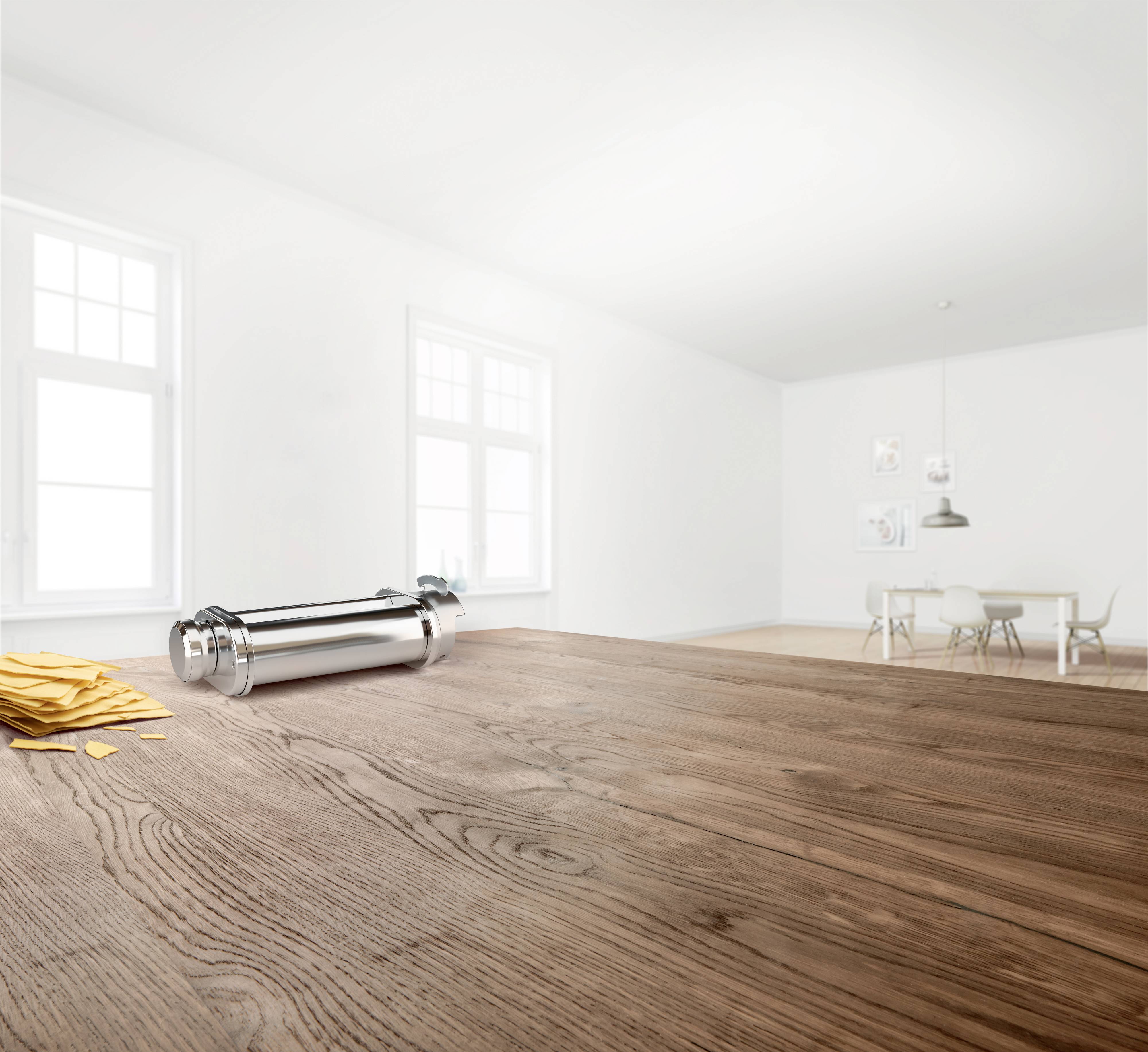 Intérieur sobre, espace lumineux avec une table en bois au premier plan. Sur la table, des feuilles de papier jaunes sont disposées à côté d'un thermos argenté. À l'arrière-plan, une table à manger avec des chaises.