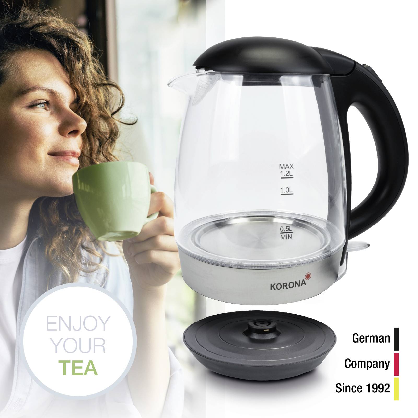 Une femme est assise en souriant avec une tasse de thé. À droite, une bouilloire de la marque 'Korona', à côté de laquelle est inscrit le texte 'ENJOY YOUR TEA'.