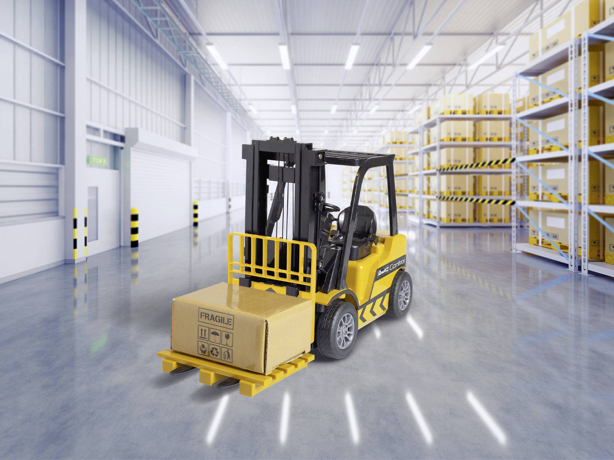 Un chariot élévateur jaune transporte une caisse portant l'inscription 'Fragile' dans un entrepôt lumineux et moderne, avec des étagères remplies de cartons.