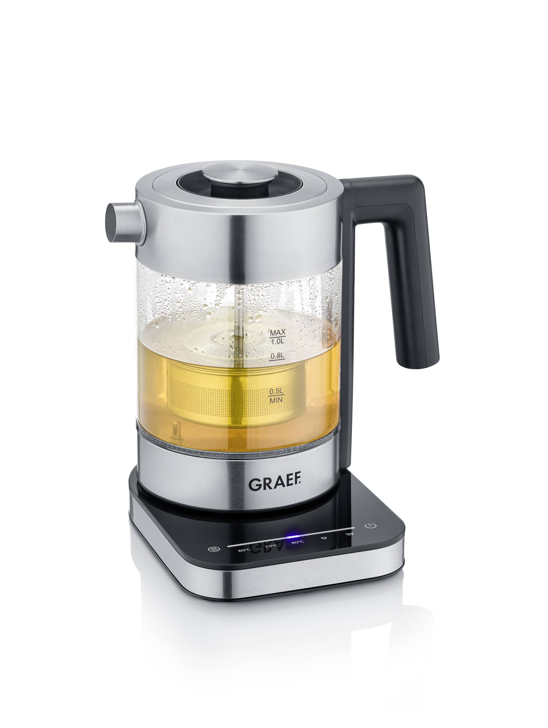 Une bouilloire électrique en acier inoxydable avec une poignée noire sur un socle. Le niveau d'eau est indiqué par des graduations sur le côté.