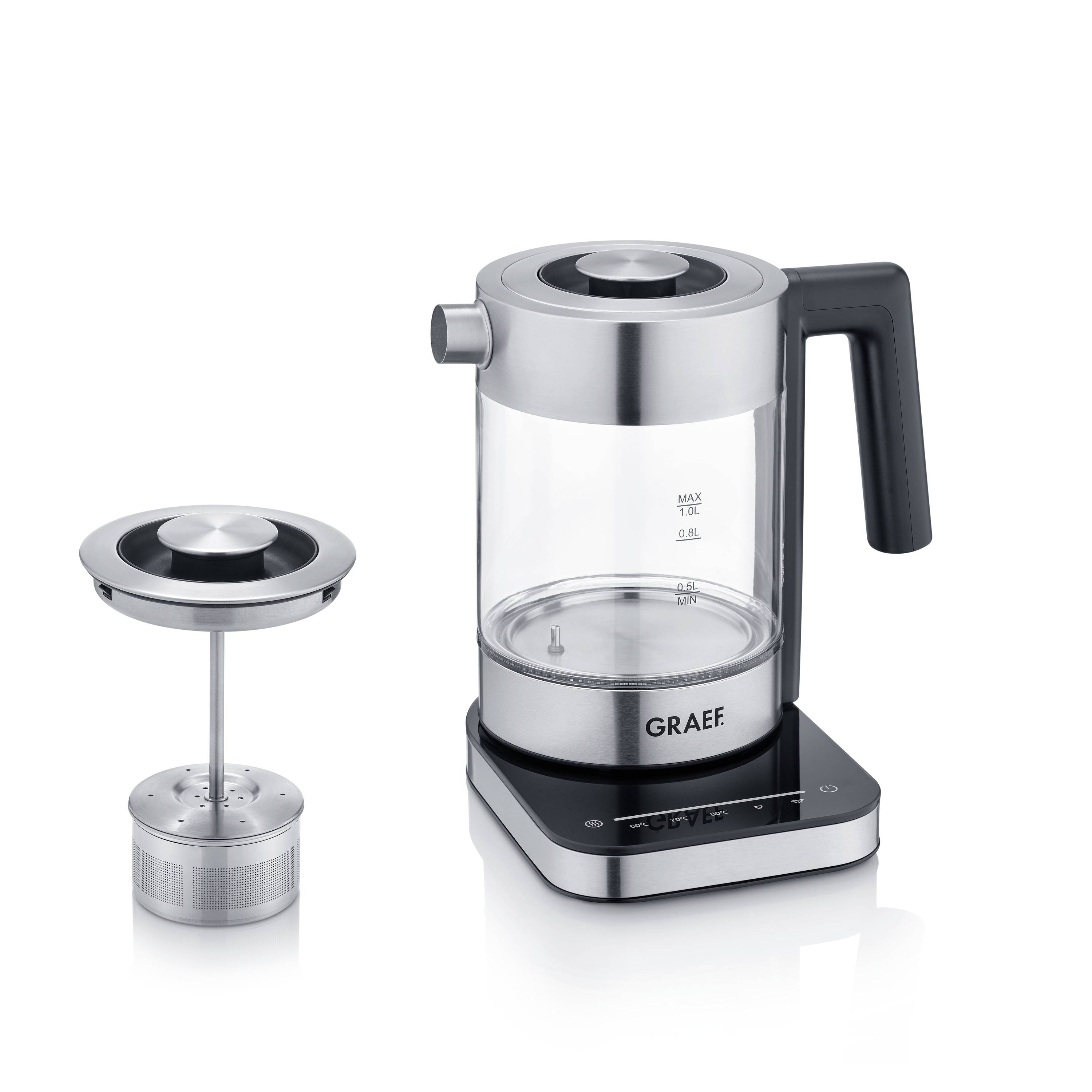 Une bouilloire électrique en acier inoxydable avec un récipient en verre, à côté se trouve un infuseur à thé amovible. Nom de marque 'GRAEF' sur la base.