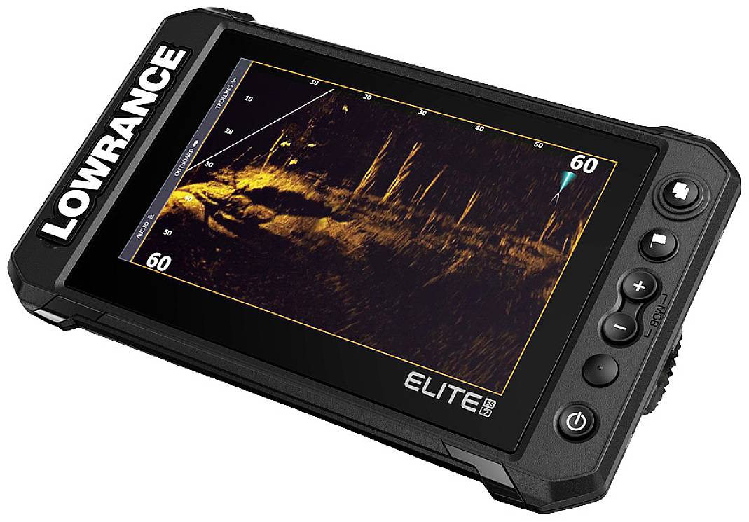Un détecteur de poissons avec écran affiche une image sonar d'une zone sous-marine. La marque 'Lowrance' est visible à gauche.