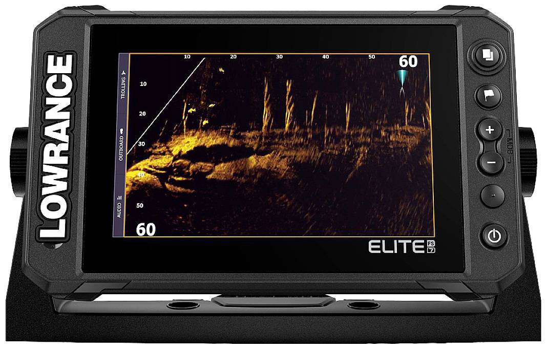 Un sondeur Lowrance Elite FS affiche une image sonar sous-marine montrant des arbres et des structures du fond sur l'écran.