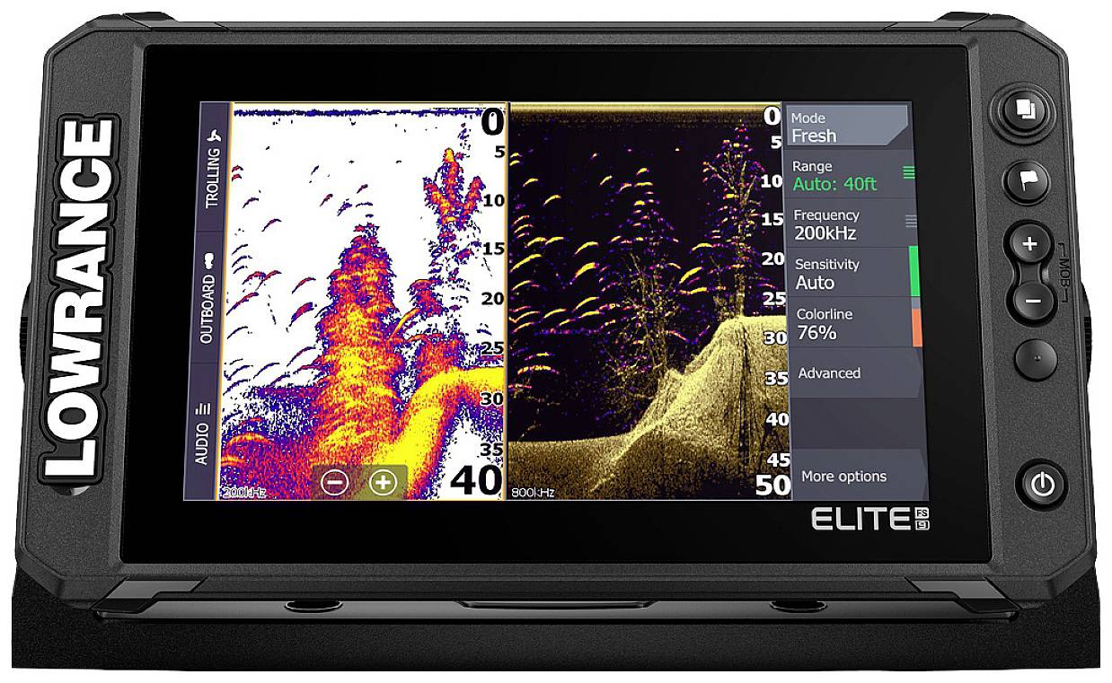 Un affichage de sondeur avec deux écrans montre des images sonar de poissons à différentes profondeurs. À gauche se trouve une image sonar traditionnelle, à droite une image DownScan.