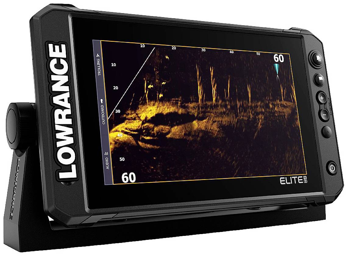 Un écran de sondeur GPS affiche une vue sous-marine avec des mesures de profondeur et des structures. Marque 'Lowrance', modèle 'Elite'.