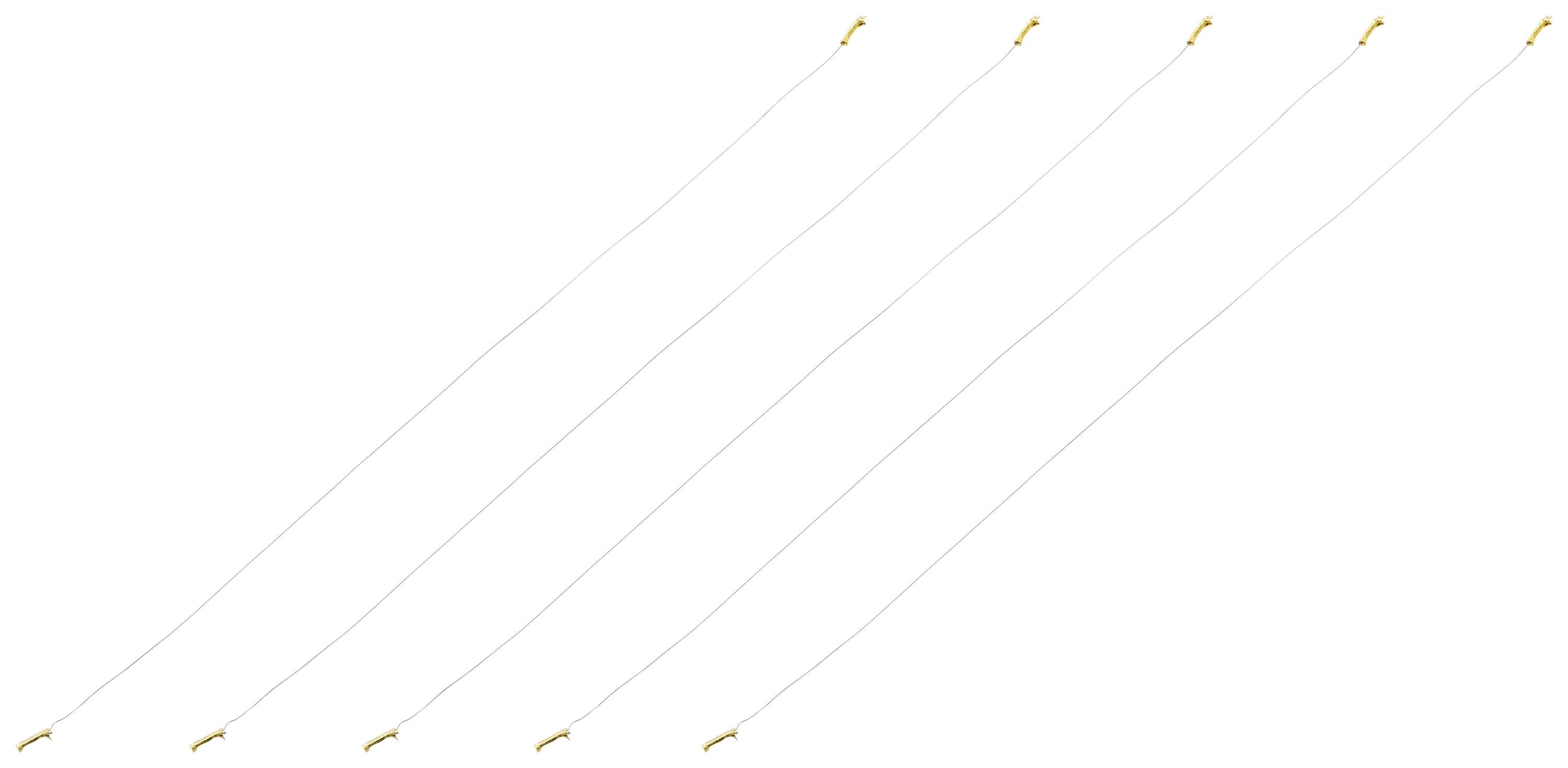 Six fins câbles blancs avec des fiches dorées à leurs extrémités, disposés côte à côte à intervalles réguliers.
