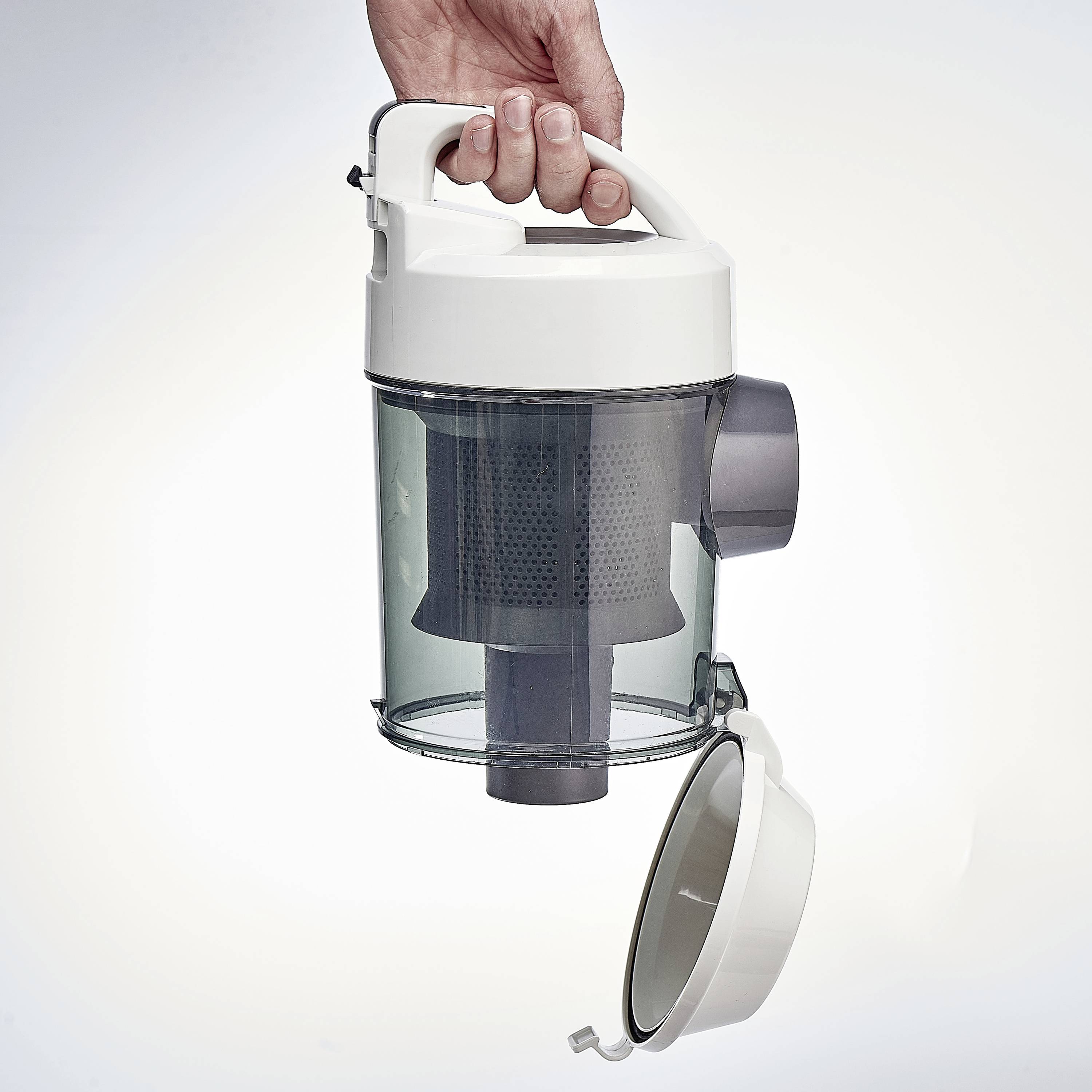 Une main tient un réservoir d'aspirateur sur un fond blanc ; le couvercle est ouvert, rendant le filtre intérieur visible.
