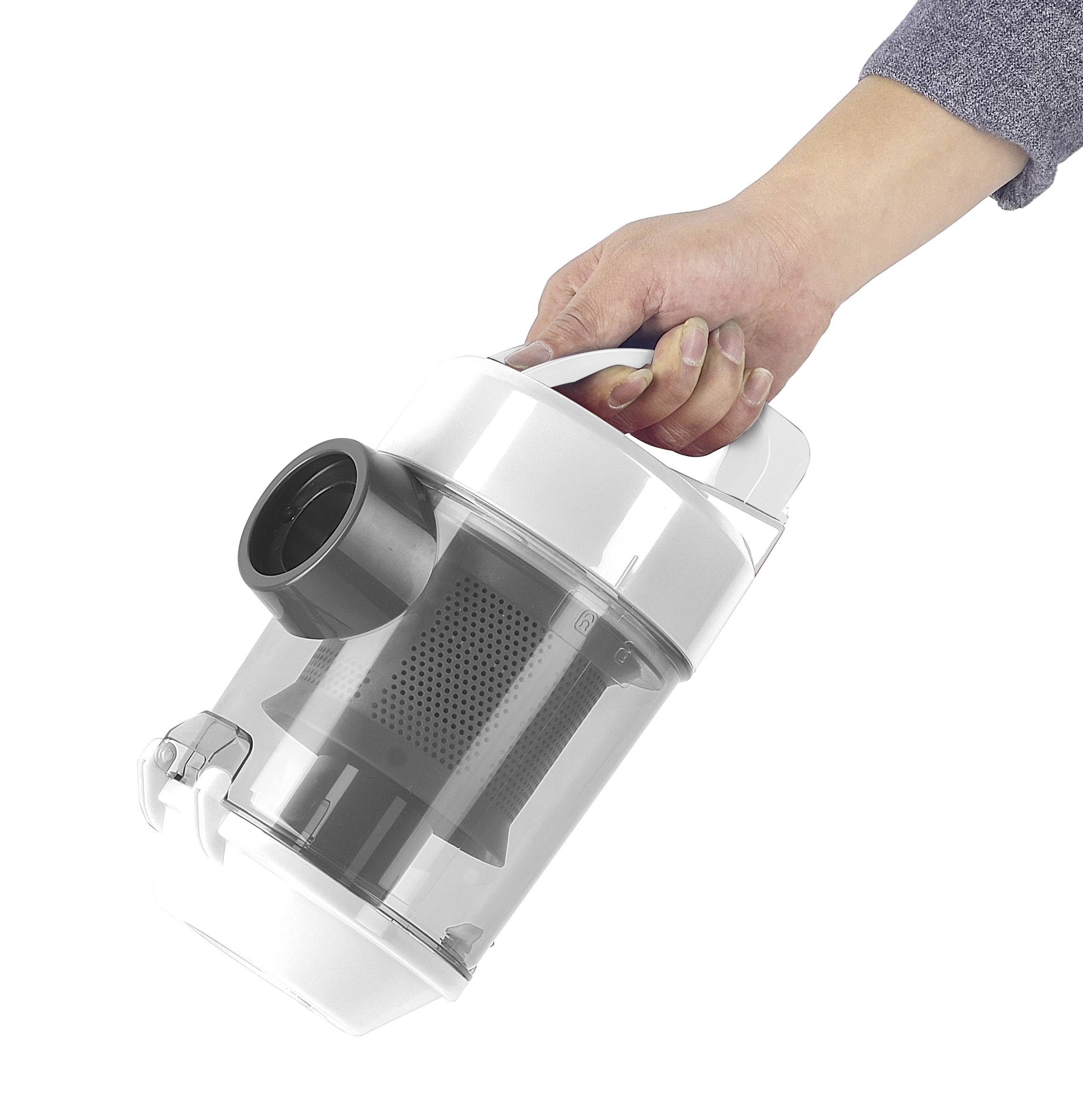 Une main tient un réservoir d'aspirateur transparent avec un filtre noir, adapté pour illustrer la manipulation lors du nettoyage.