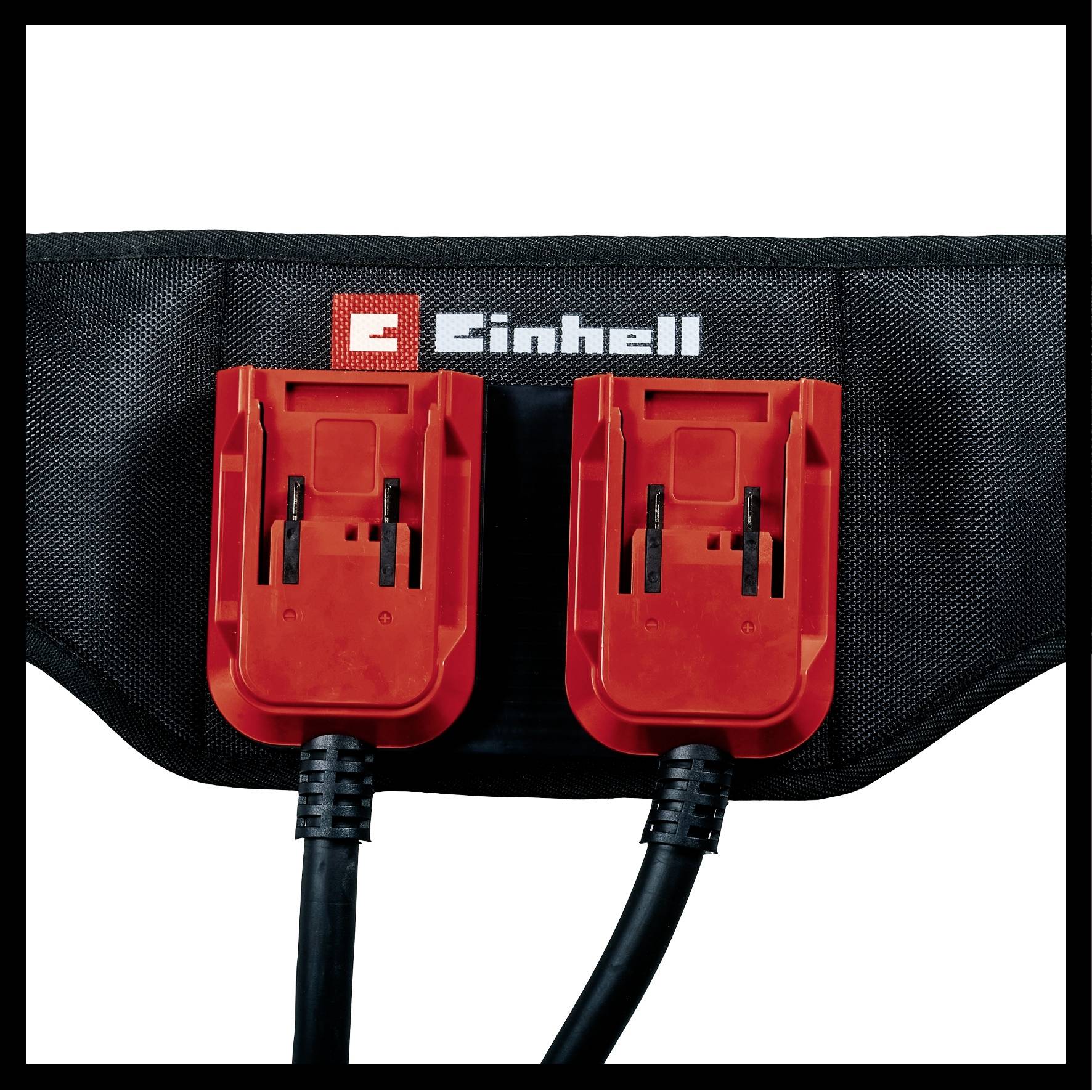 Deux chargeurs Einhell rouges sur un support noir. Ils sont reliés par des câbles, probablement pour des batteries d'outils électriques.