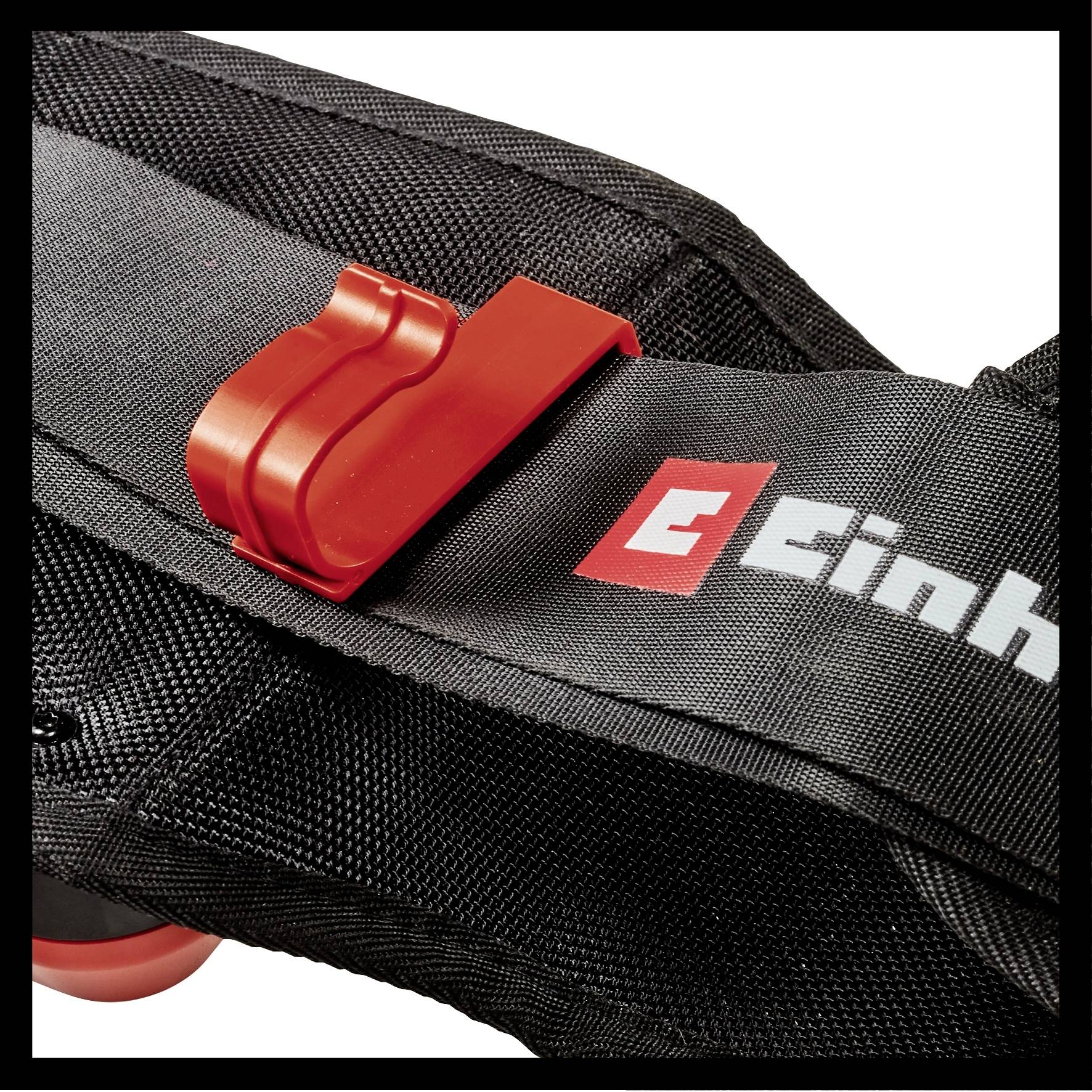 Gros plan sur une ceinture à outils noire avec un clip rouge portant le logo 'Einhell'. Le clip est destiné à maintenir les outils en sécurité.