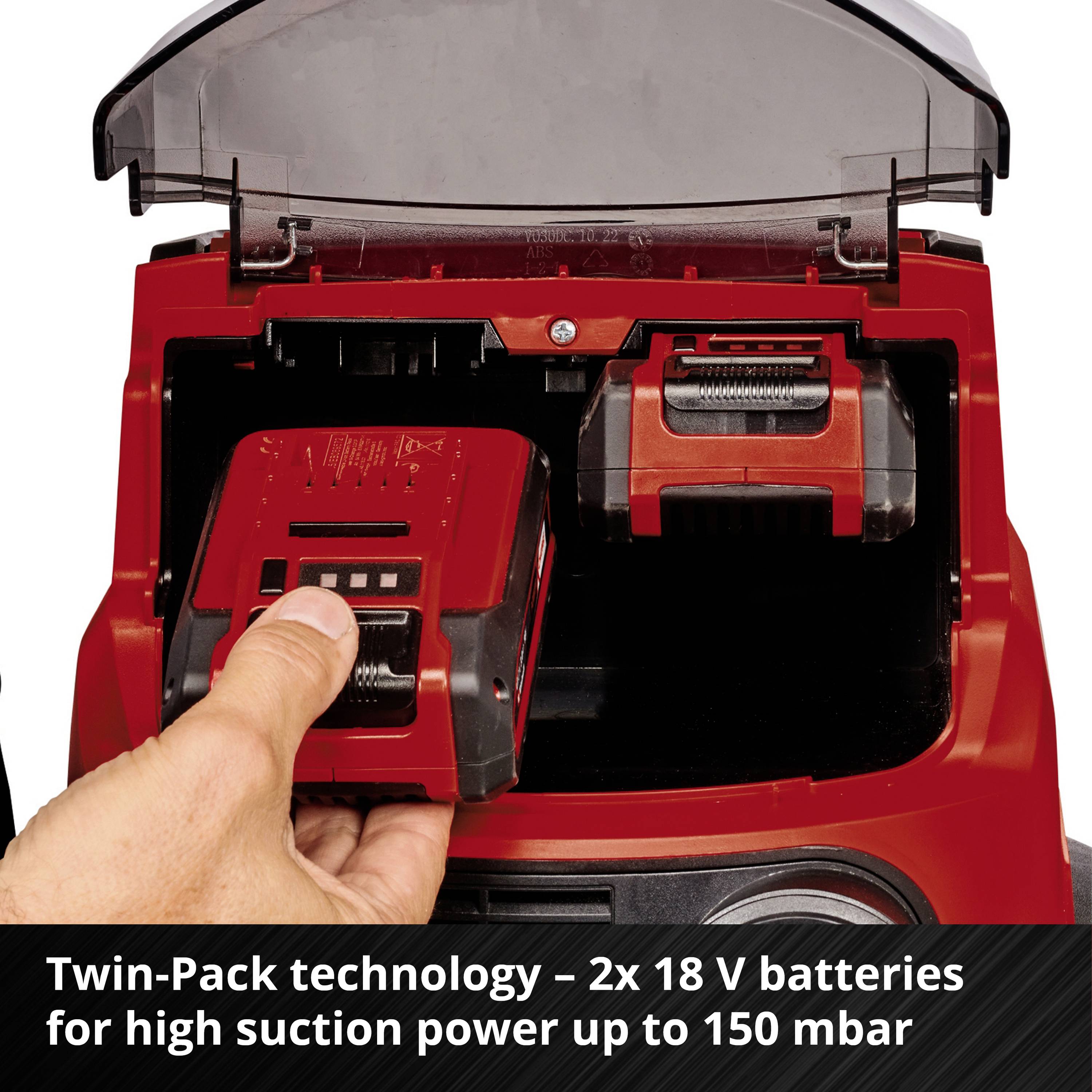 Une main insère un pack de batterie dans un appareil rouge ; texte en bas : « Technologie Twin-Pack – 2 batteries de 18 V pour une puissance d'aspiration jusqu'à 150 mbar ».