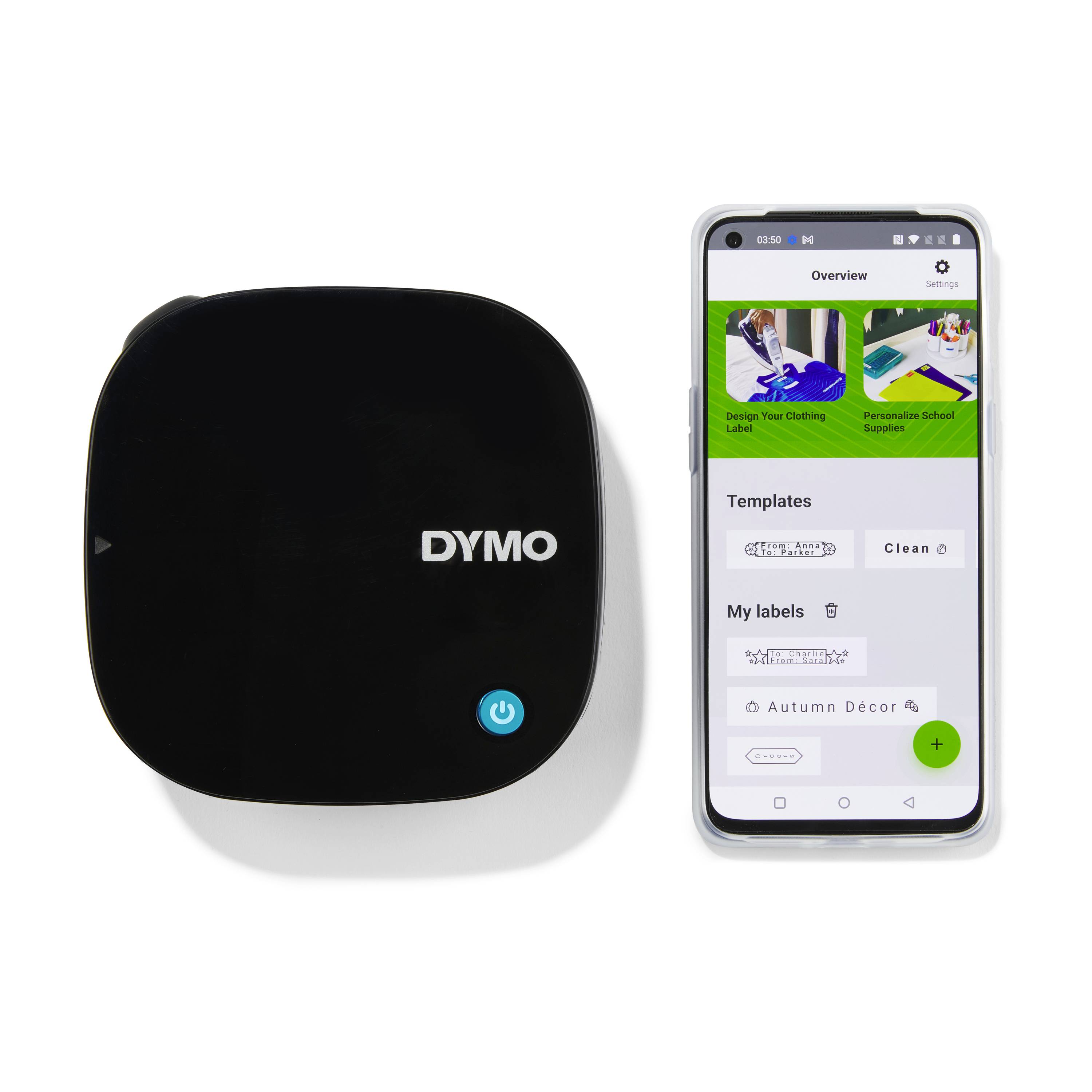 Imprimante d'étiquettes DYMO à côté d'un smartphone avec l'application d'impression d'étiquettes ouverte. L'écran affiche des modèles disponibles.