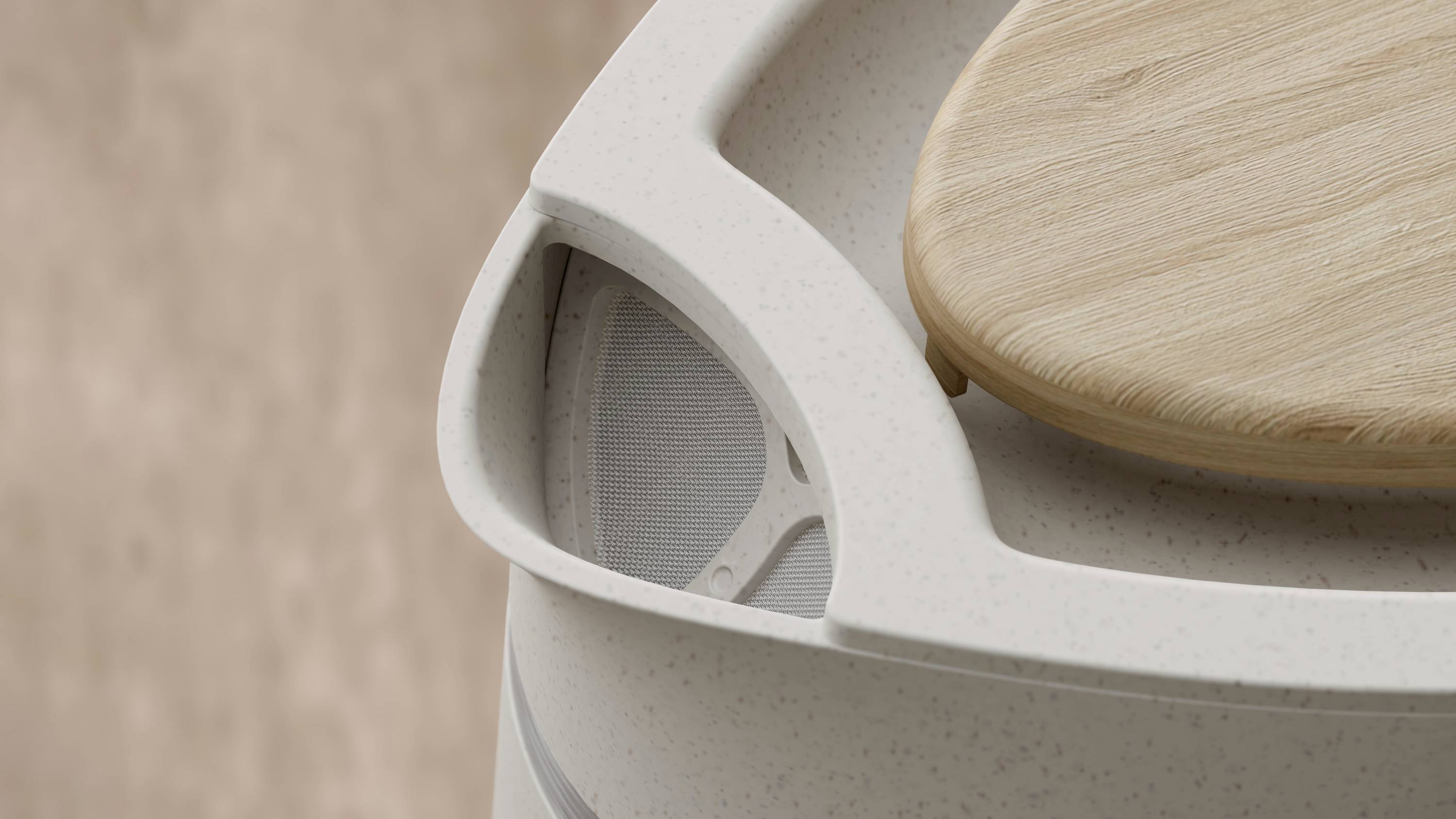 Un haut-parleur rond avec un couvercle en bois posé sur une surface de table, design moderne aux couleurs neutres.