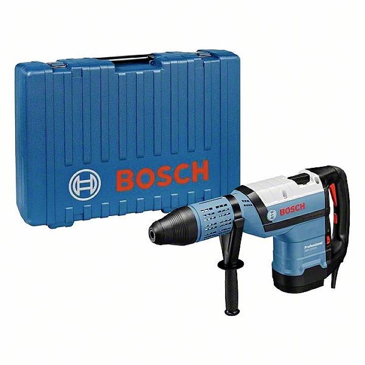 Un marteau-perforateur bleu Bosch avec poignée auxiliaire, devant un coffret à outils bleu Bosch.