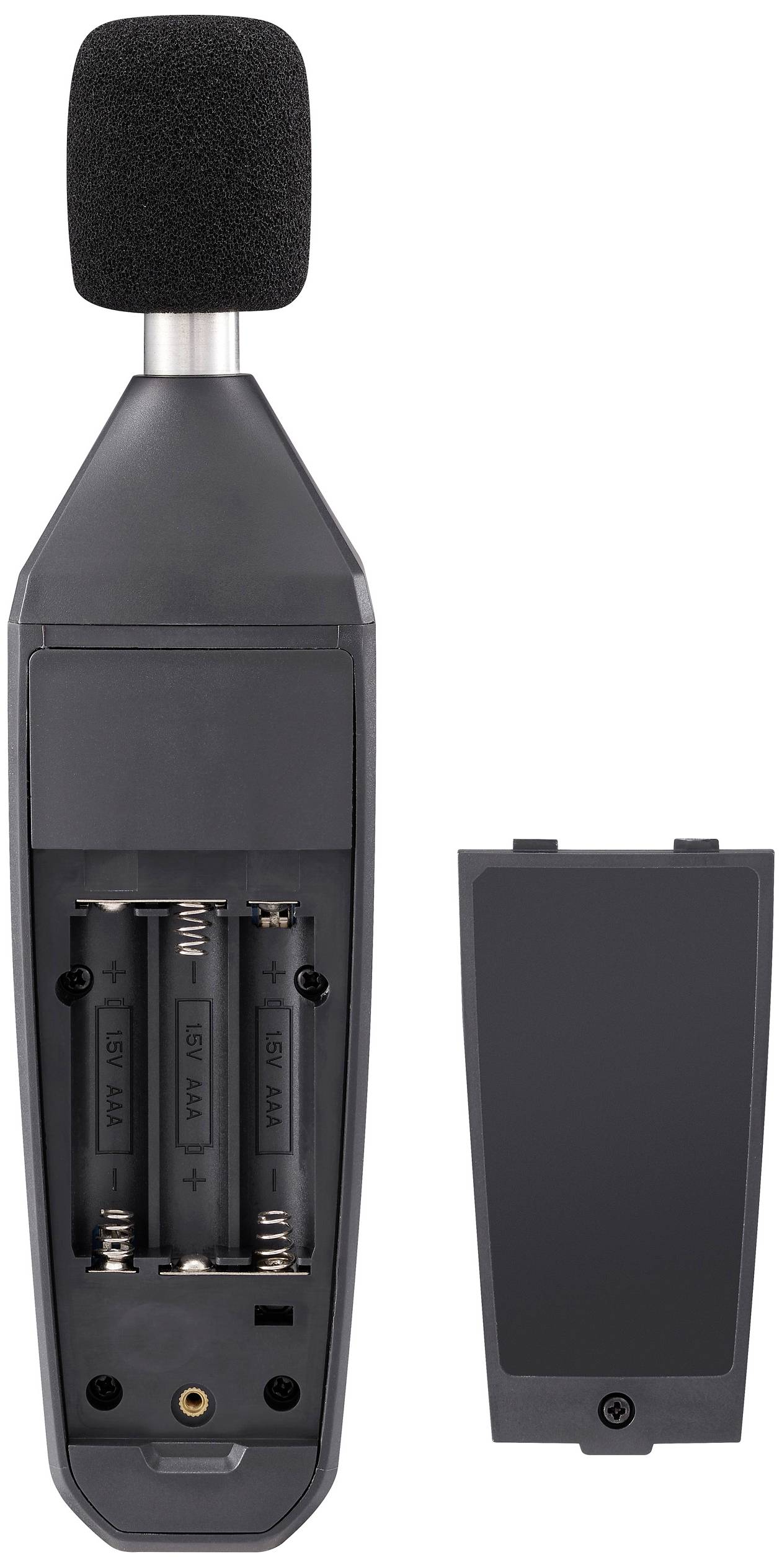 Sonomètre avec son couvercle de compartiment à piles retiré, montrant deux emplacements vides pour piles AA. Partie supérieure équipée d'un microphone.