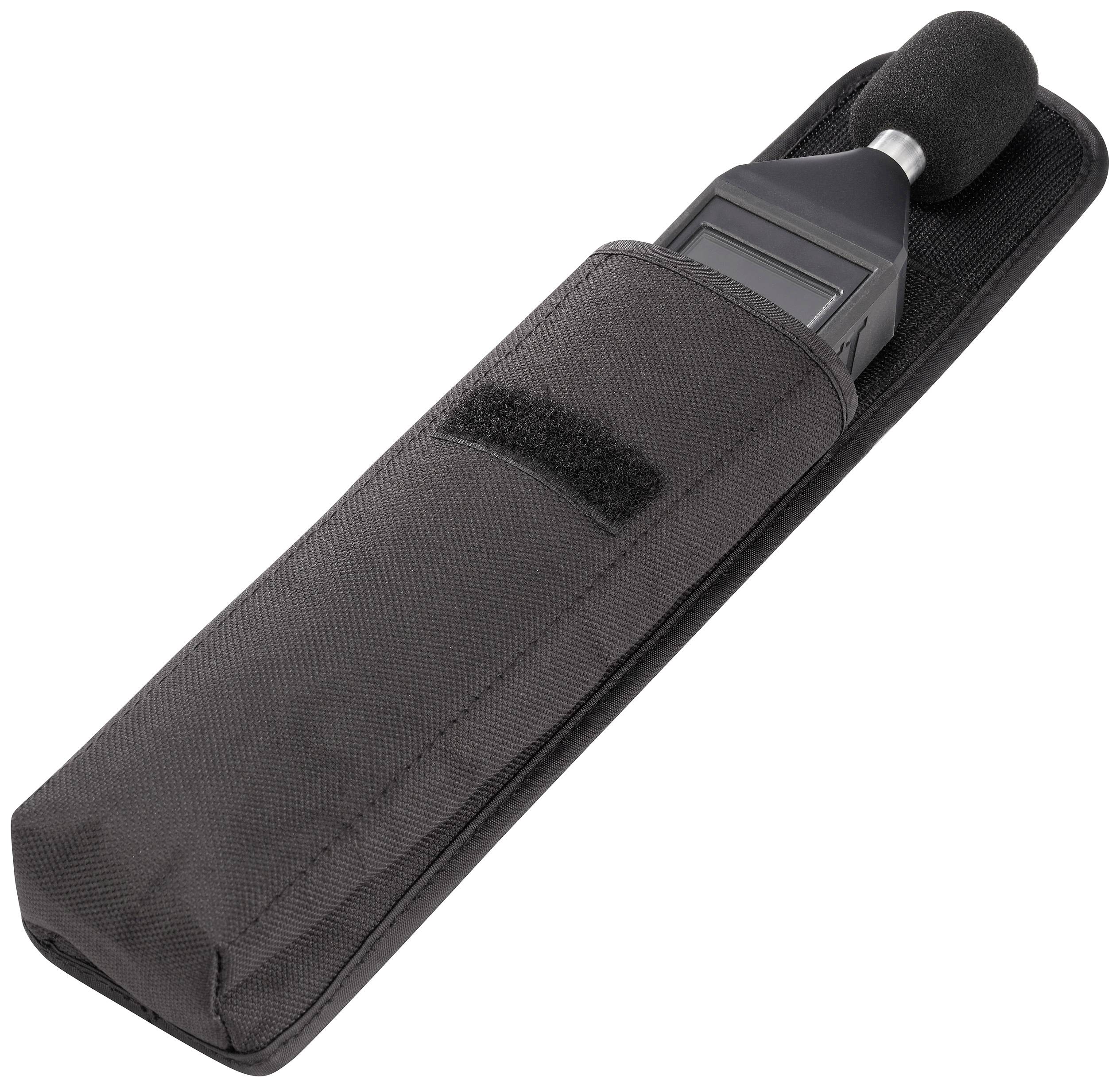 Un dispositif noir avec un embout en mousse, rangé dans un étui noir, probablement un instrument de mesure ou un accessoire de microphone.