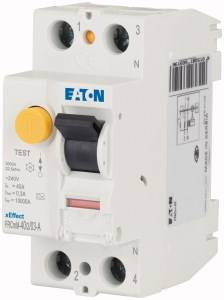 Un interrupteur de protection blanc avec bouton de test et interrupteur à bascule. Inscription 'EATON'. Utilisé dans les boîtes à fusibles électriques.