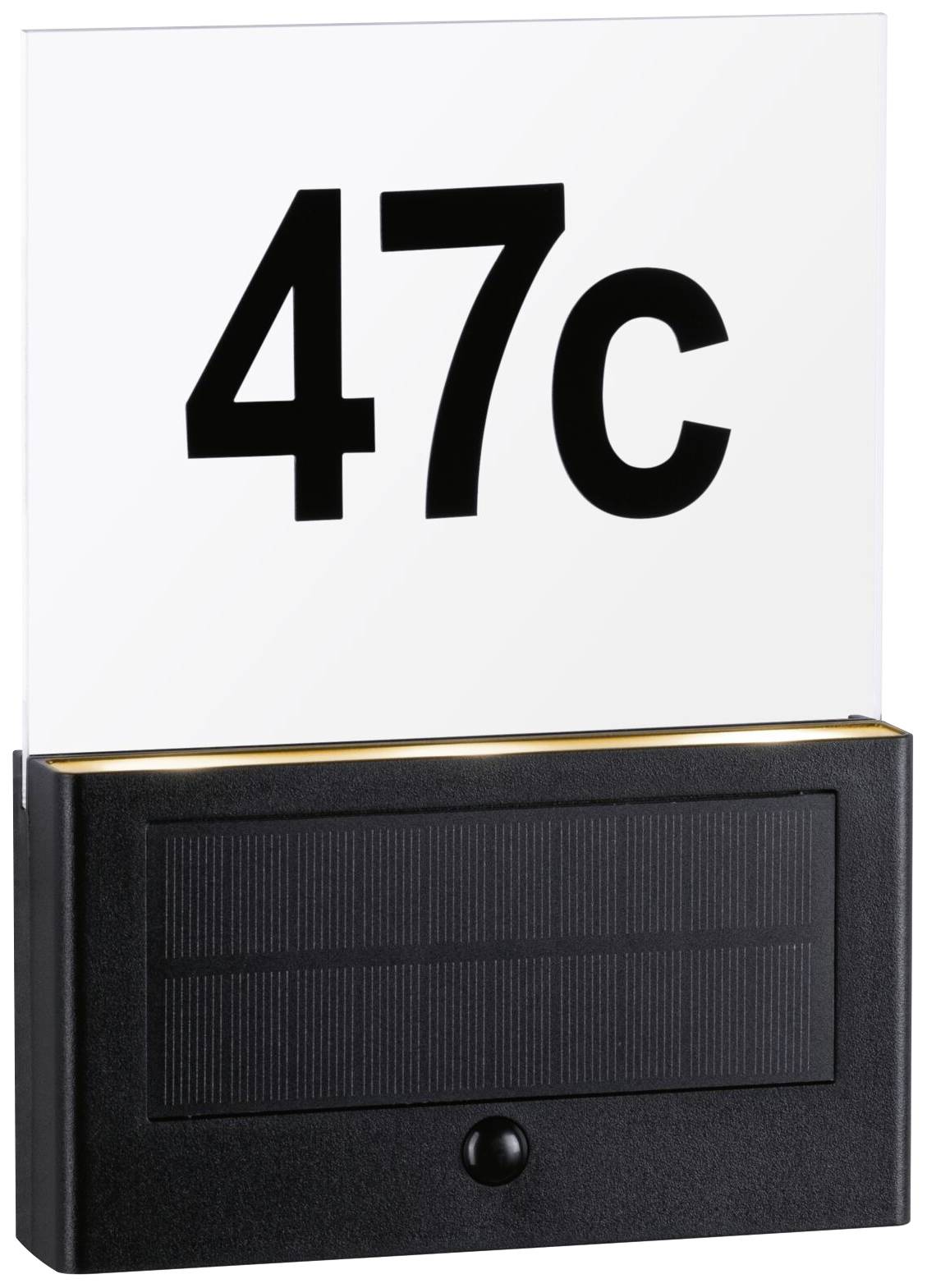 Plaque de sonnette avec le numéro 47c, éclairée par un panneau solaire.