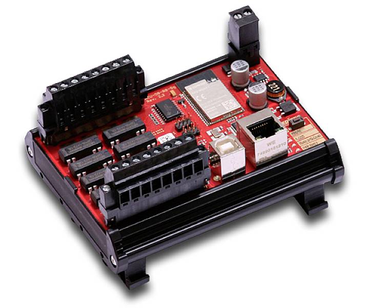 Une carte de circuit imprimé rouge avec plusieurs connexions, un port Ethernet et divers composants électroniques, montée sur un châssis noir.
