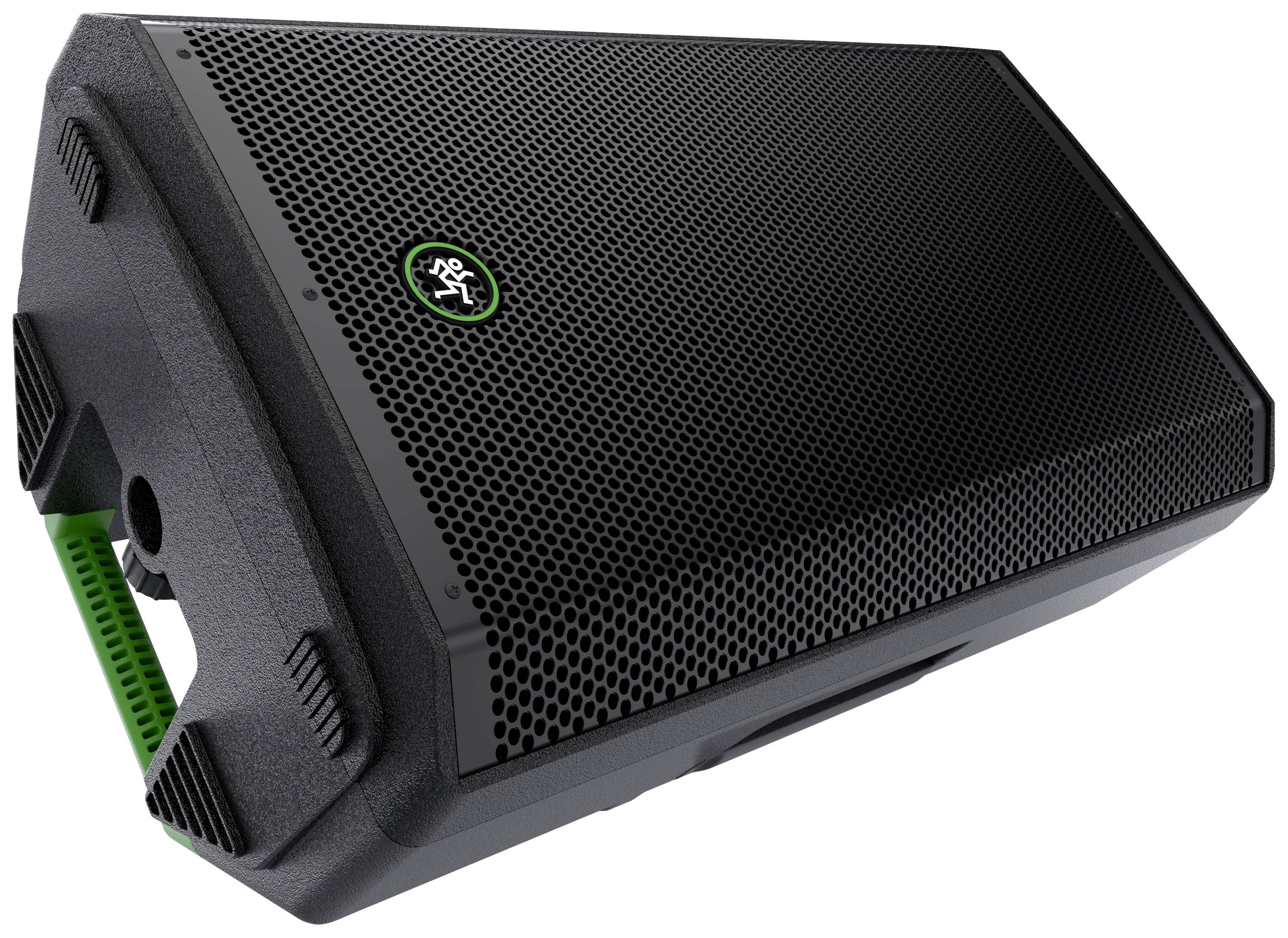 Un haut-parleur noir vu de côté, avec une grille noire et un logo vert en haut.