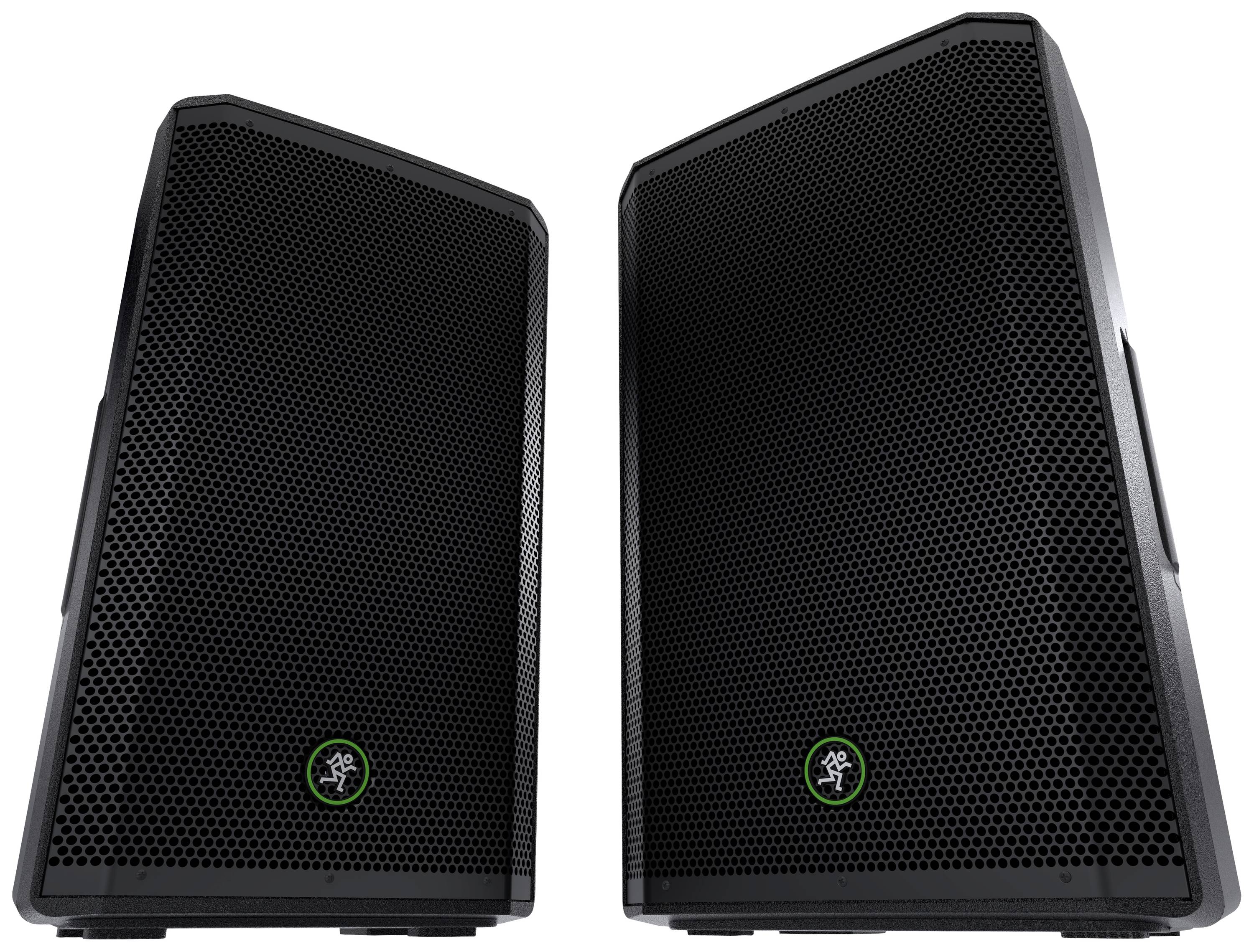 Deux enceintes noires avec un logo vert, orientées de face. Elles présentent un design de grille robuste et sont placées côte à côte.