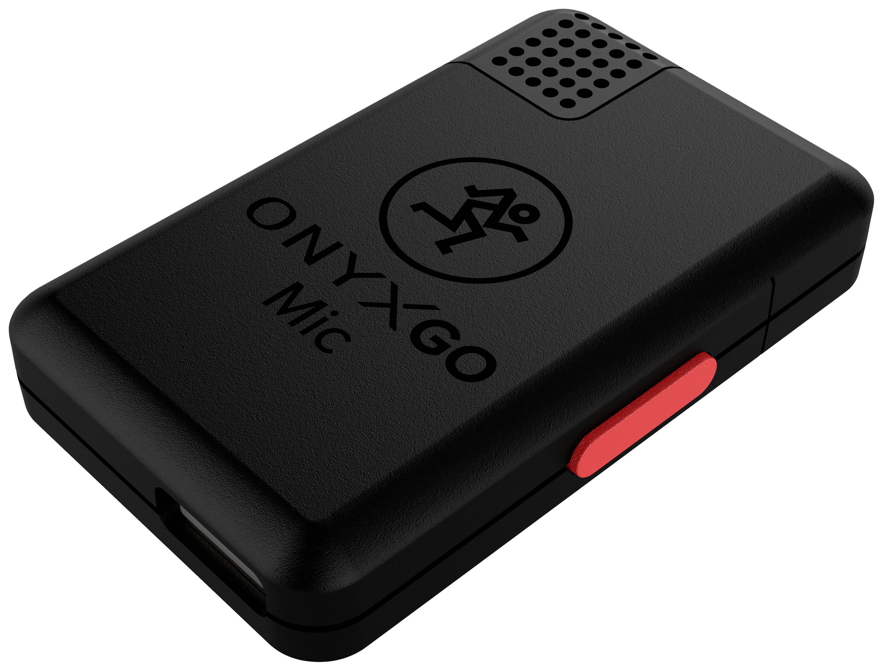 Un petit microphone noir rectangulaire avec des fentes de ventilation et un bouton rouge. Inscription : « OnyxGO Mic ».