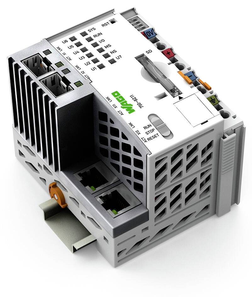 Composant industriel avec connexions Ethernet, voyants LED et un emplacement pour carte SD, monté sur un rail DIN.