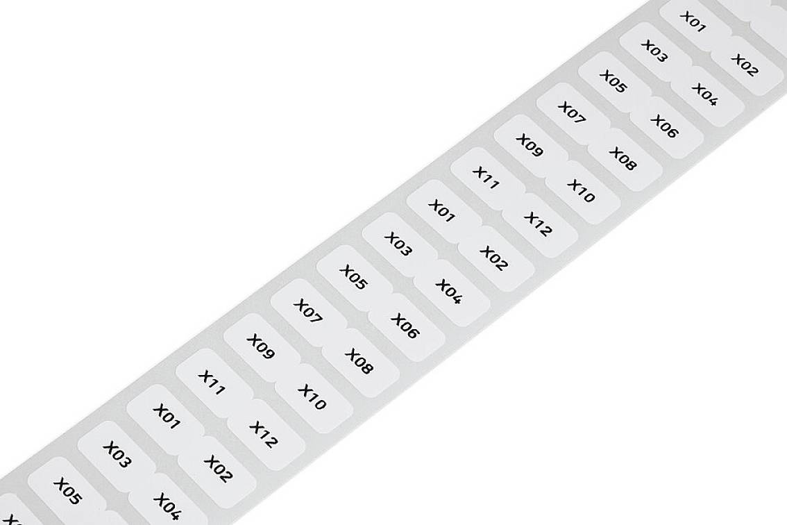 Une longue bande adhésive diagonale avec des numéros et des lettres consécutifs dans des rectangles noirs : X02 à X12 et X01 à X12.