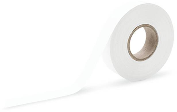 Un rouleau de papier toilette blanc, légèrement déroulé, sur un fond blanc.