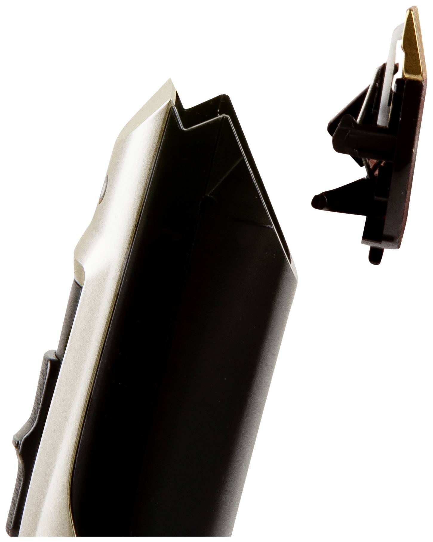 Un rasoir électrique dont la tête de coupe amovible flotte à droite de l'appareil.