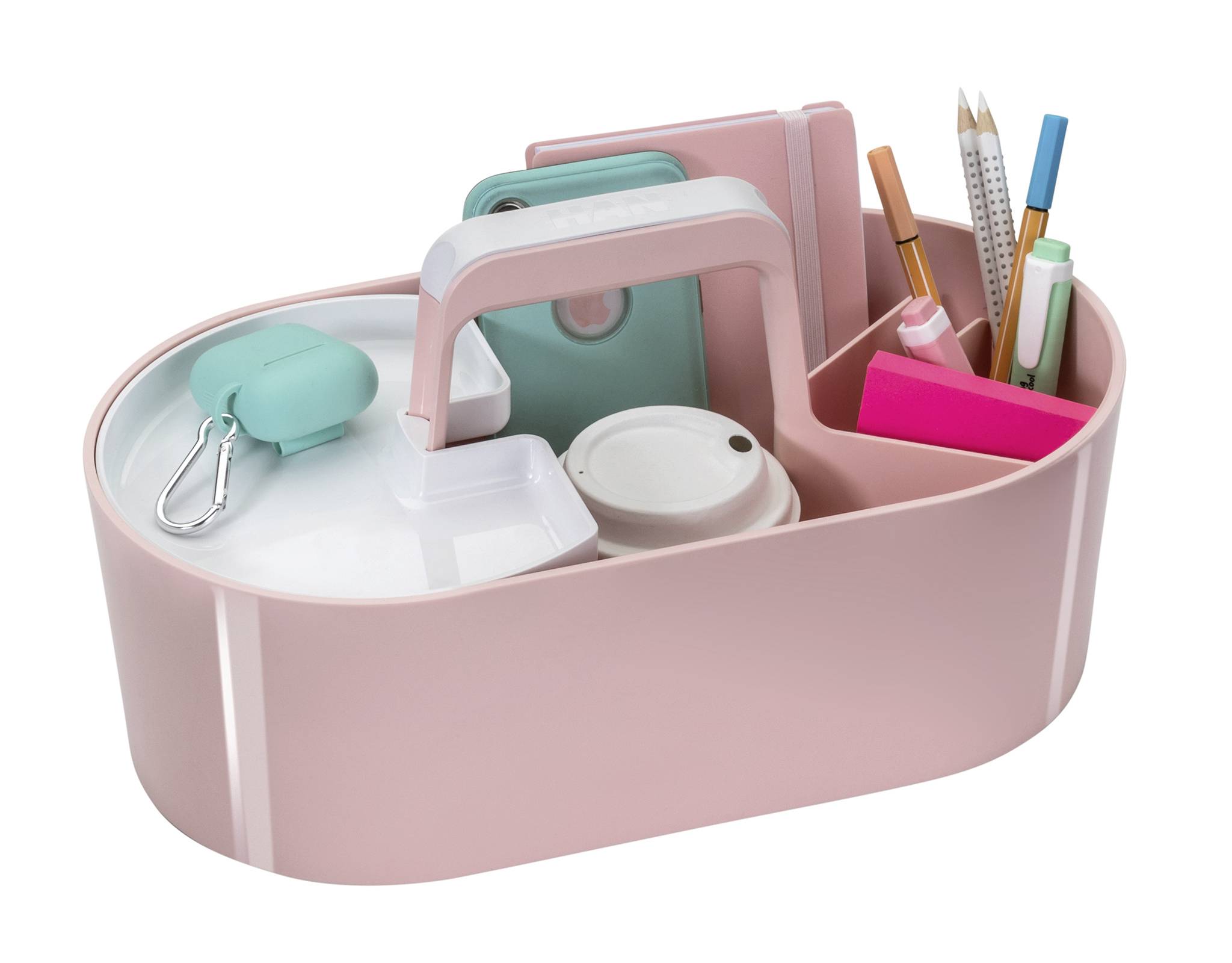 Panier rose avec poignée, rempli d'articles de bureau tels que des stylos, un carnet, une tasse de café, un téléphone portable et des écouteurs.