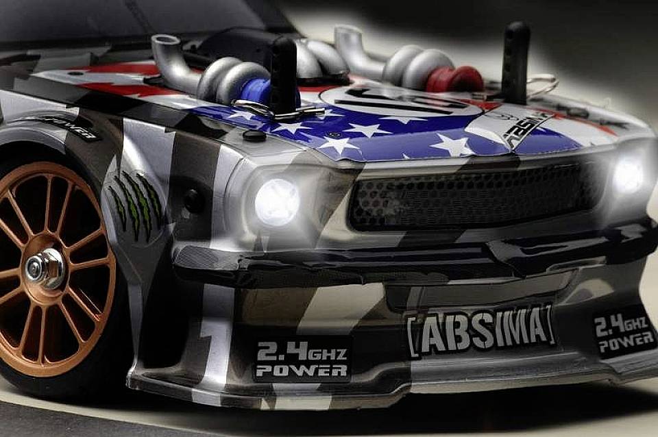 Voiture miniature en gros plan. Peinte avec un motif du drapeau américain, détails visibles : phares avant, fausses prises d'air turbo et décoration.