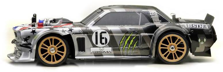 Une voiture télécommandée au design distinctif en noir et gris, avec des jantes dorées et des logos de sponsors sur la carrosserie.