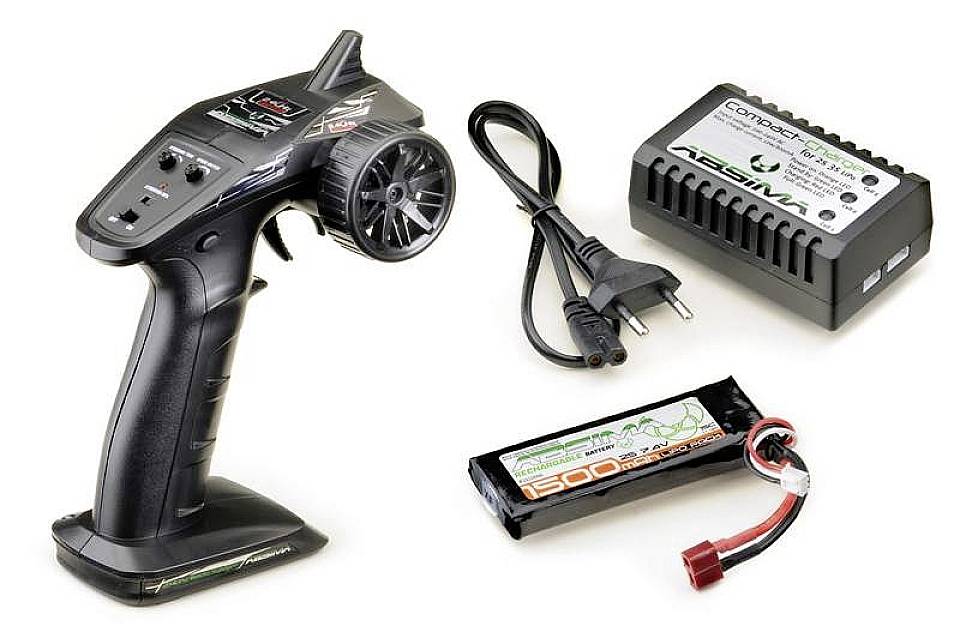 Une télécommande avec poignée, une prise secteur noire, une batterie rechargeable et un chargeur, tous adaptés aux modèles radiocommandés.