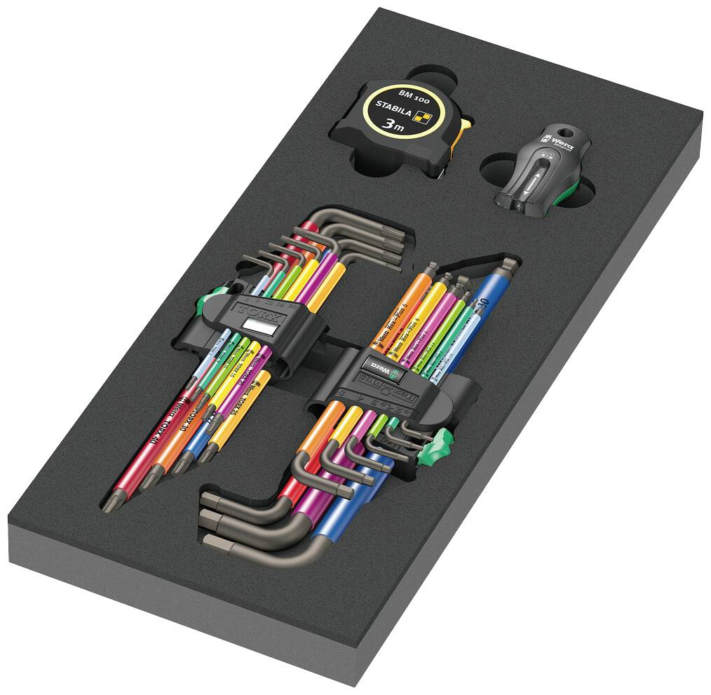 Un ensemble d'outils composé de clés Allen colorées, d'un mètre ruban et d'un taille-crayon, soigneusement rangé dans un coffret en mousse noir.