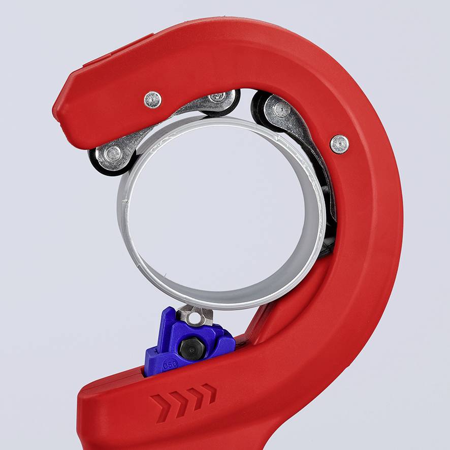 Un coupe-tube rouge avec une lame et des rouleaux, adapté pour couper précisément des tuyaux en plastique.