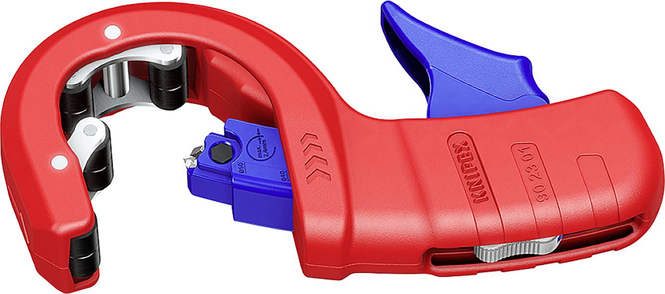 Coupe-tubes en rouge et bleu, adapté pour couper précisément les tuyaux. Comprend des molettes de coupe et une poignée ergonomique pour une manipulation facile.