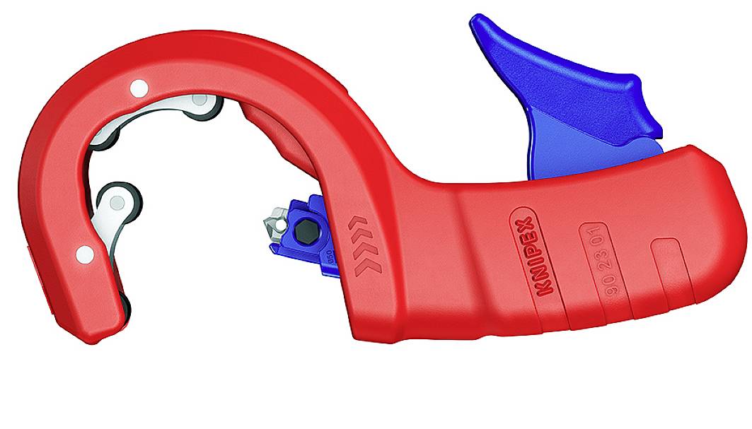 Coupe-tubes Knipex avec boîtier rouge et lame bleue. Adapté pour couper précisément les tubes et les tuyaux.