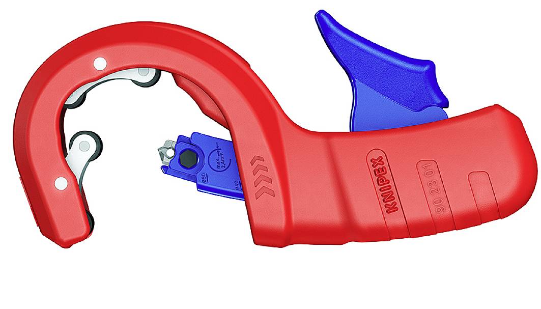 Outil de dénudage rouge avec lame bleue, utilisé pour dénuder les câbles. Marqué 'Knipex'.