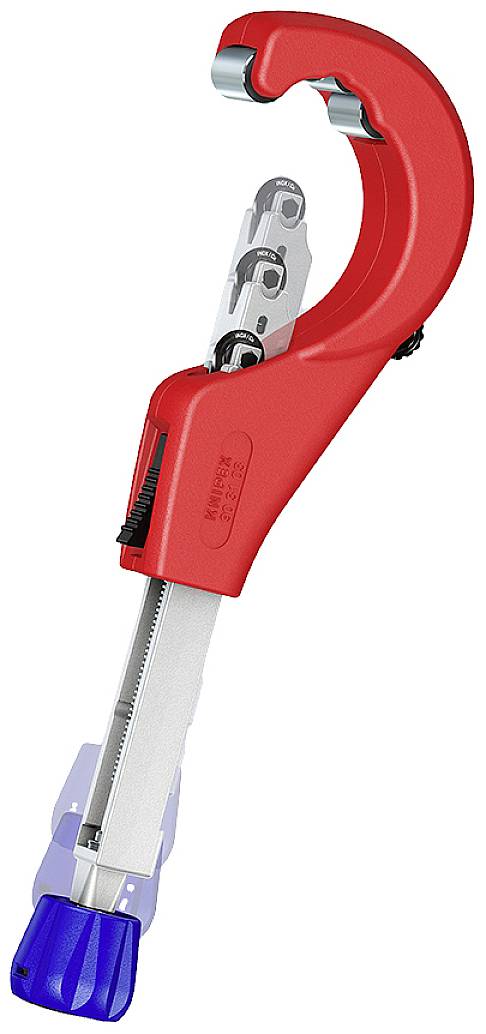Outil de coupe de tuyaux rouge avec roue métallique tranchante et réglage de la poignée en bleu, adapté pour couper précisément des tuyaux métalliques.