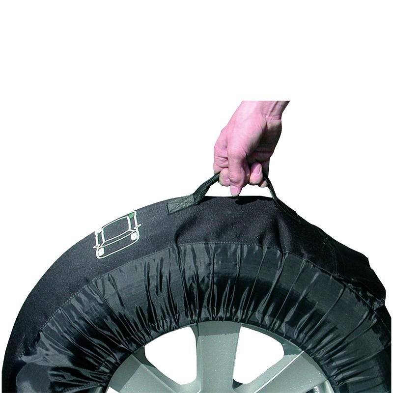 Une main tient une housse de protection de roue noire avec des pneus, sur laquelle est représentée une caisse commerciale.