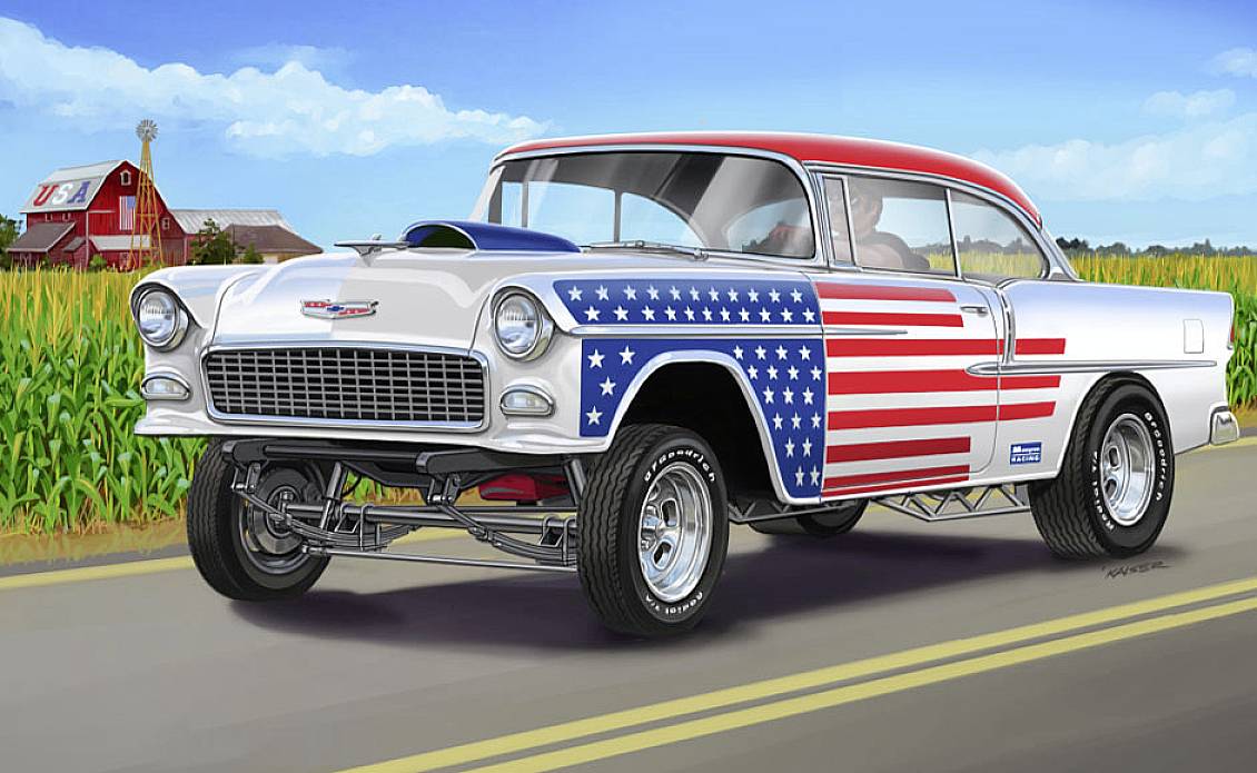 Une voiture classique arborant le drapeau américain, garée sur une route de campagne, avec un champ de maïs et une grange en arrière-plan.