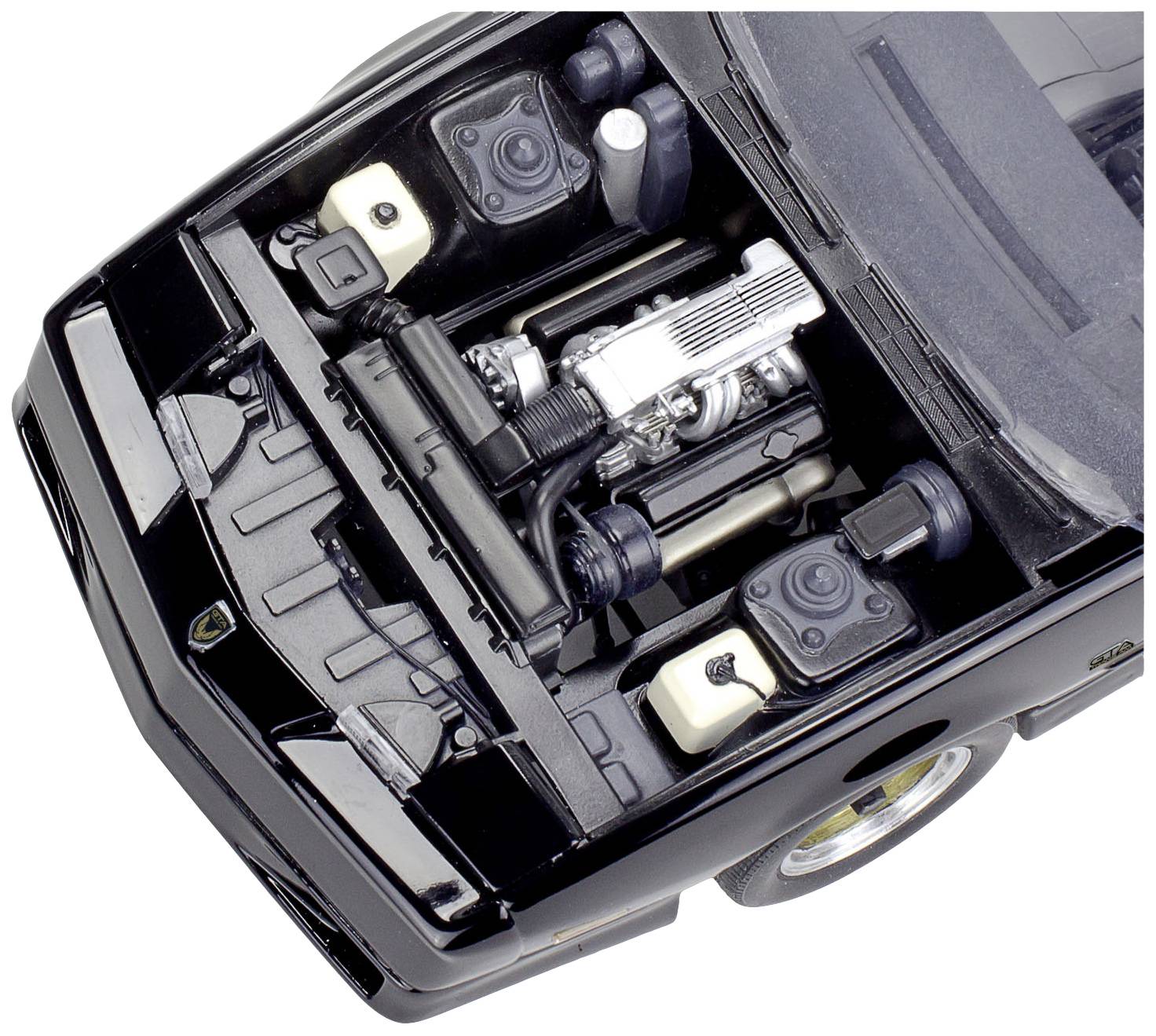 Modèle mécanique d'une voiture de sport noire avec le bloc moteur et les capots apparents.