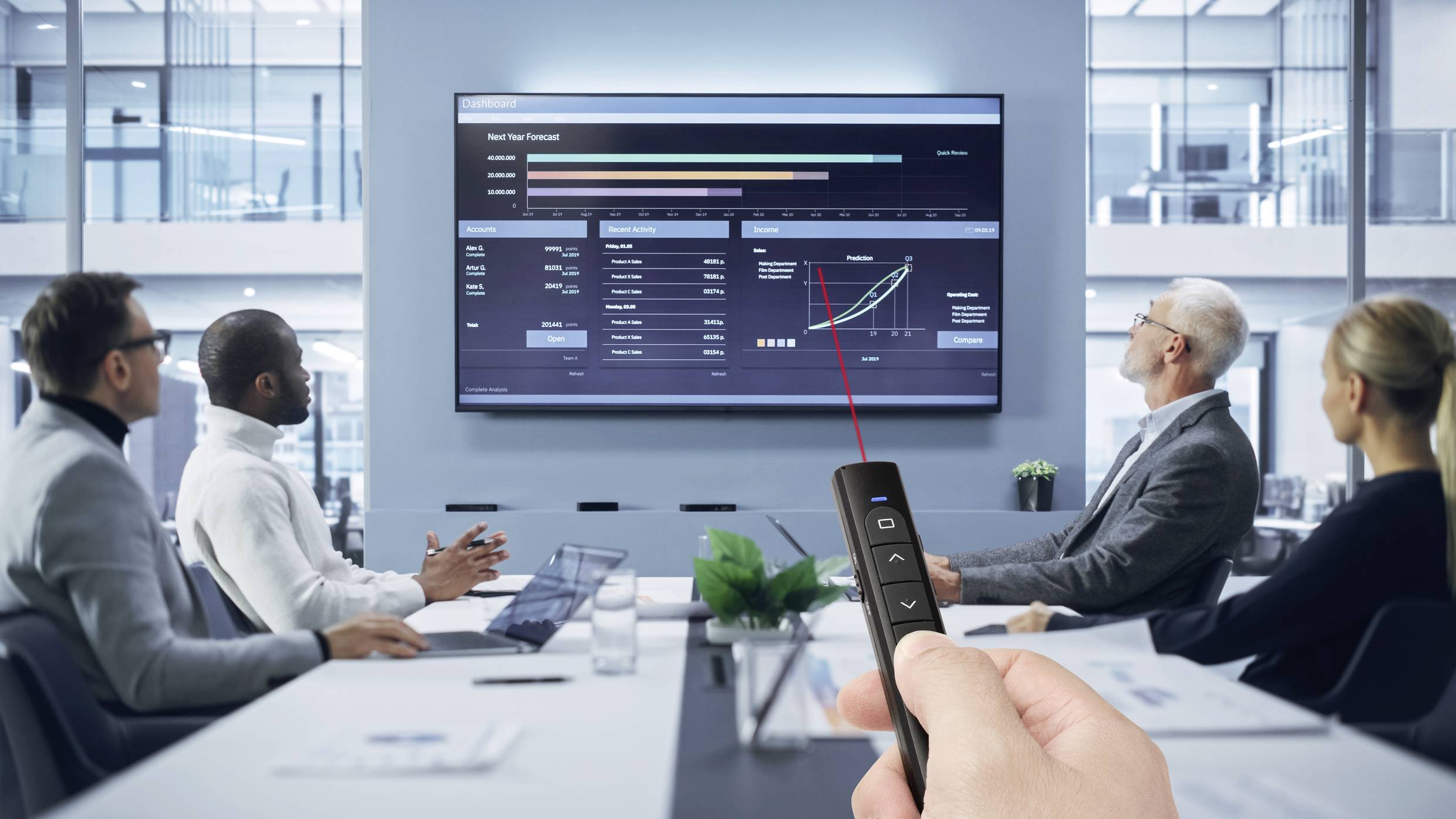 Des personnes dans une salle de conférence regardent une présentation sur un écran, tandis que quelqu'un tient un pointeur laser.