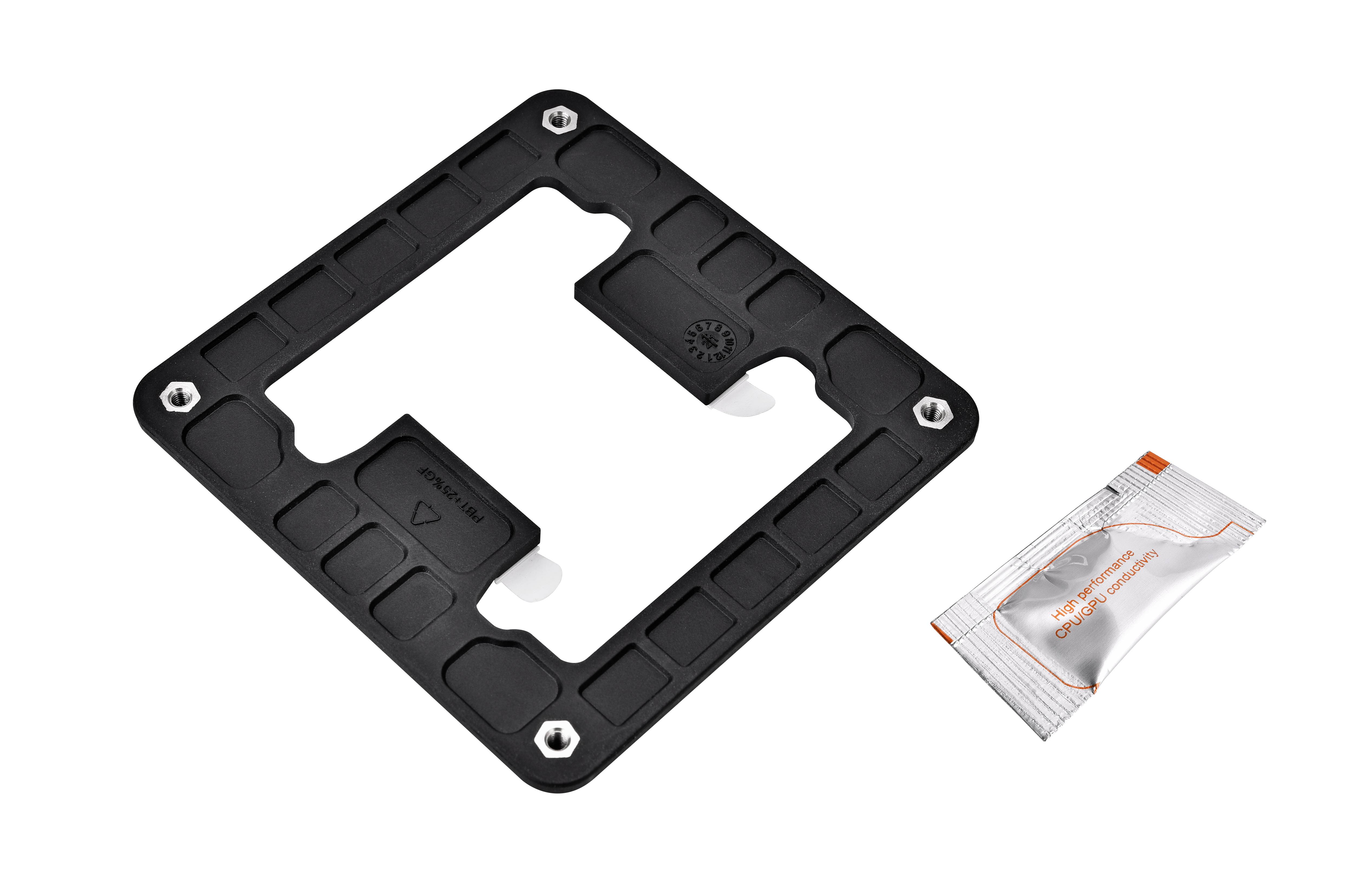 Un support carré noir avec des trous de vis est posé à côté d'un petit sachet.