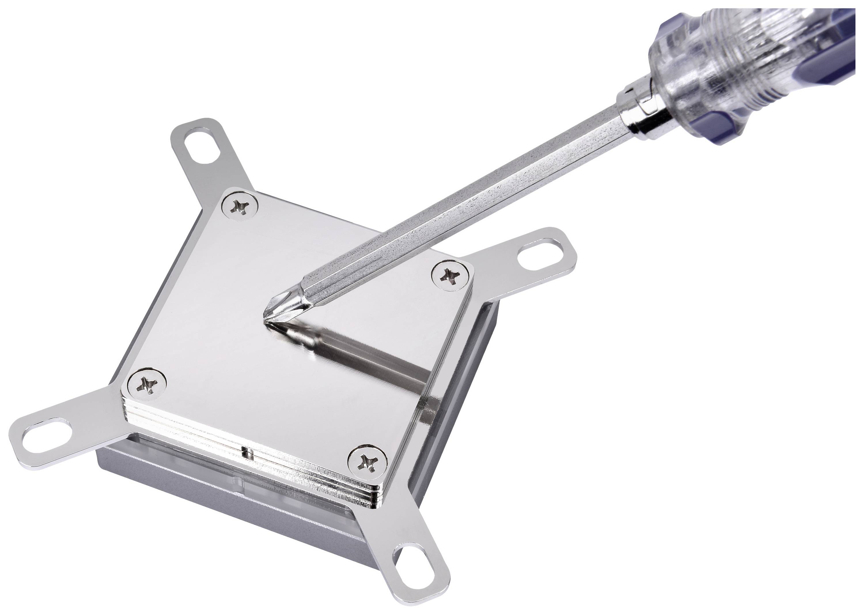 Un tournevis fixe une plaque de métal argentée. La plaque comporte quatre pattes de fixation avec des trous.